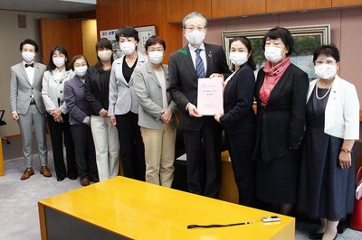 小野寺副知事に緊急要望する山中県議ら