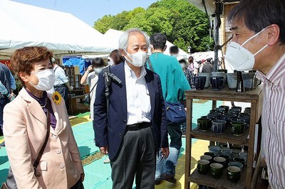 「陶炎祭」会場で懇談する大内氏、石井氏
