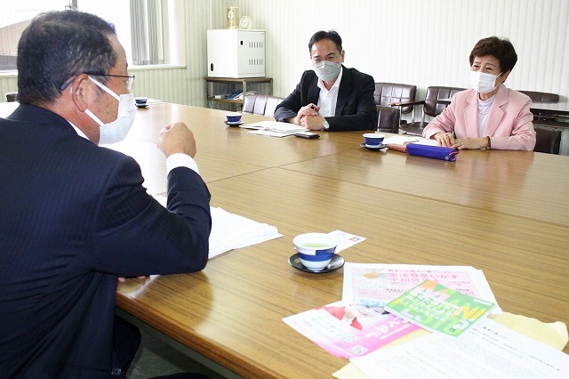 JA水戸の園部氏と懇談する大内氏、上野氏