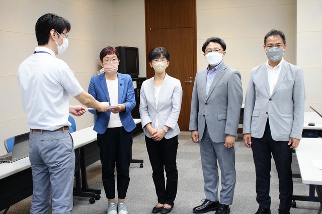 新型コロナ対策をめぐり県に要望する上野氏、佐野氏、江尻氏、山中氏