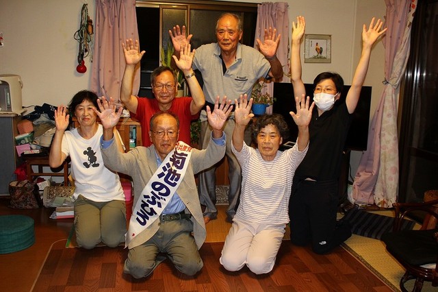 4期目の当選を喜ぶ菊池伸浩氏と支持者ら