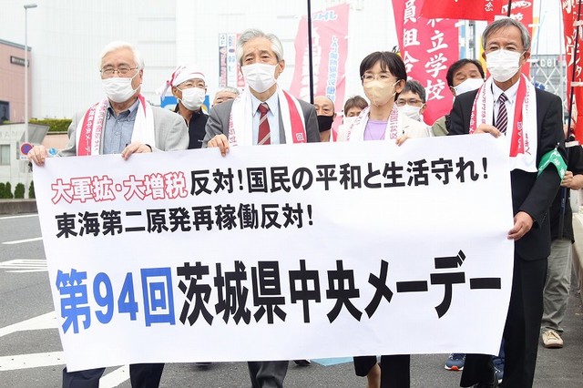 「平和と雇用を守れ」とデモ行進でアピールする参加者