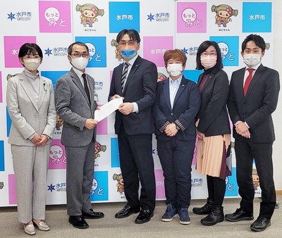 要望書を渡す江尻県議、田尻副市長、田中市議、土田市議、中庭市議、高橋氏