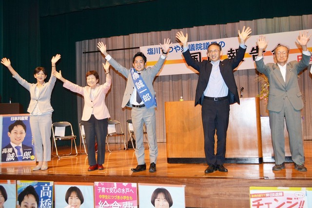 声援に応える江尻氏、大内氏、高橋氏、塩川氏と菊池伸浩桜川市議