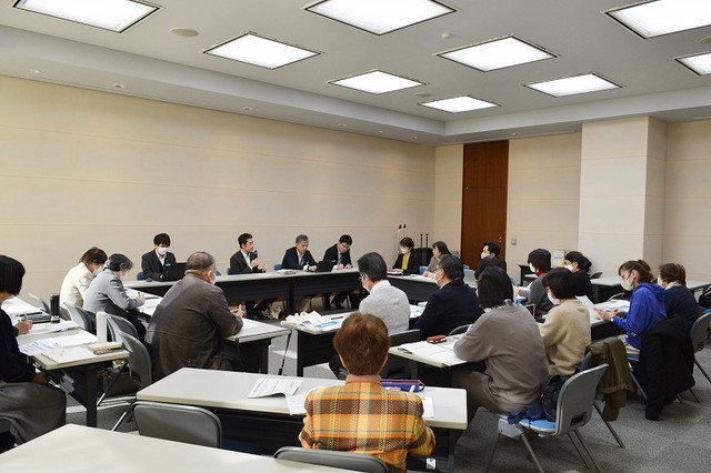 県の担当者の説明を聞く参加者