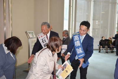 出口で参加者にあいさつする石嶋氏と高橋氏