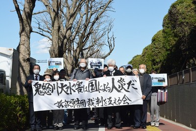 東京高裁判決を前に裁判所に向かう原告、支援者ら