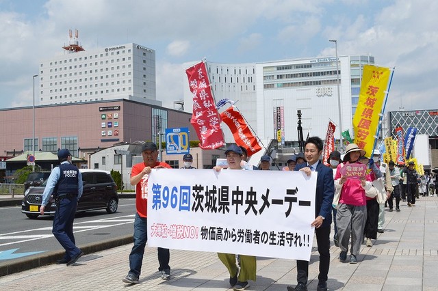 デモ行進に出発する鈴木氏と高橋氏、参加者ら