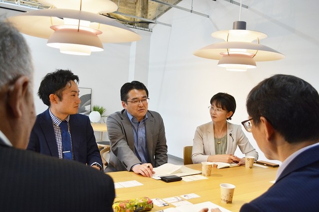 懇談する高橋氏、はたやま氏、江尻氏