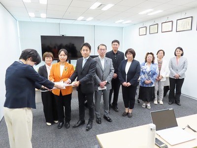 TXの運賃値上げ中止を首都圏新都市鉄道の担当者に求める白石氏、高橋氏ら