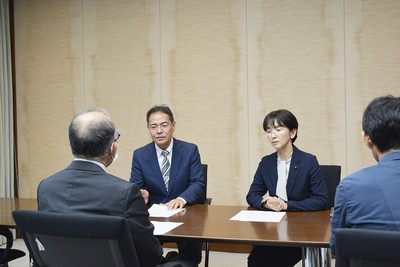 総務部長と意見交換する江尻議員、上野県委員長