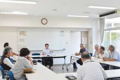 県南農民組合の組合員らと懇談する、はたやま氏