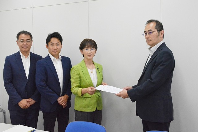 要請書を渡す上野氏、高橋氏、江尻氏