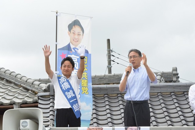 訴える塩川氏と声援に応える高橋氏