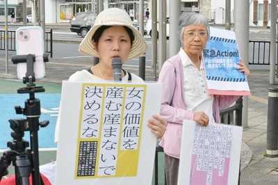 動画配信をしながら道行く人たちにアピールする参加者