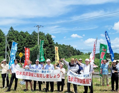 基地正門前で「米軍主催訓練には参加するな」と抗議する参加者