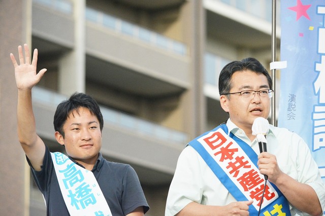 駅周辺に集まった200人の聴衆に訴えるはたやま氏と高橋氏