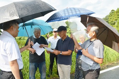 百里基地の担当者の前で抗議文を読み上げる参加者