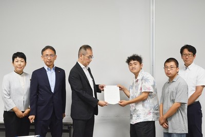 茨城労働局の担当者に要請書を提出する、高校生2人と千葉氏、岩渕氏と塩川氏
