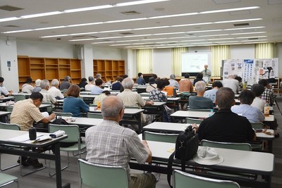 黒井氏の話に聞き入る参加者たち