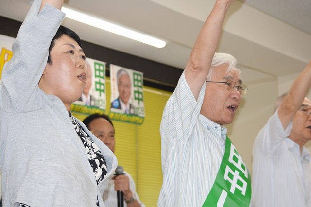 決起集会の最後に「みんなでがんばろう」と決意を固め合う岩渕氏と田中氏