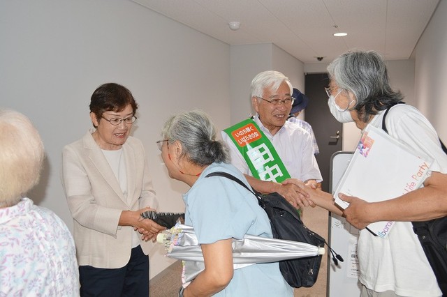 演説会終了後、参加者にあいさつする山中氏と田中氏