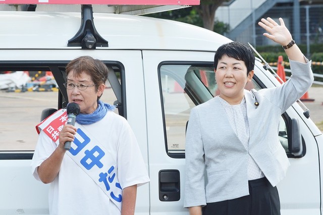 決意や政策を訴える山中候補と岩渕氏