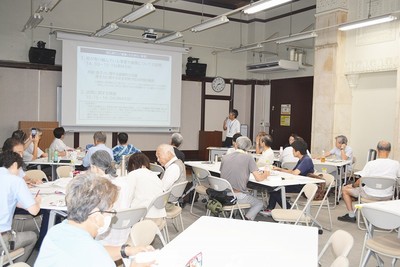 県職員の説明を聞く参加者