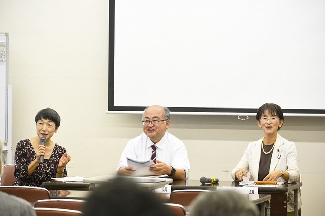基調講演と事例報告を受けた後、参加者からの感想などを受け意見交換を行う江尻氏と池尾氏、コーディネーターの飯田美弥子弁護士