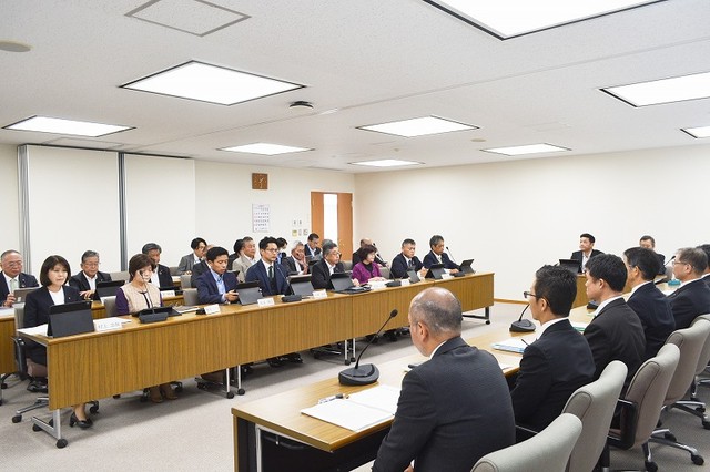 日本原電に、次々と質問する東海村議ら
