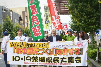集会後にデモ行進する参加者たち