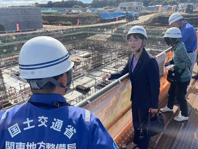 国土交通省の担当者から説明を受ける江尻県議