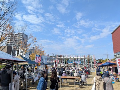 たくさんの来場者でにぎわうフェスタの会場