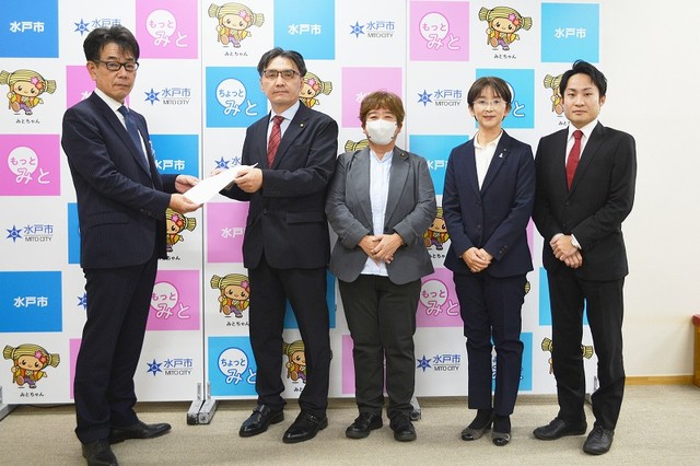 小田木副市長に2026年度予算要望書を提出する田中氏、土田氏、江尻氏、高橋氏