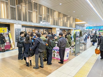 土浦駅改札口のイベント広場での自衛隊の宣伝行動の様子