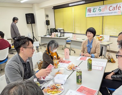 グループトークに参加する梅村氏