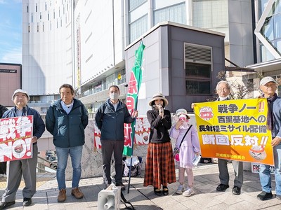 戦争反対の声を上げる参加者たち