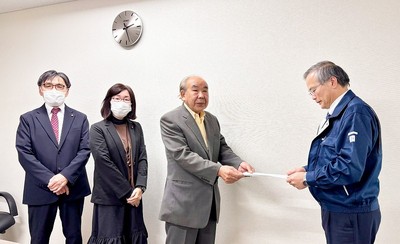市の担当課長に要望書を渡す小山氏、中庭氏、田中氏