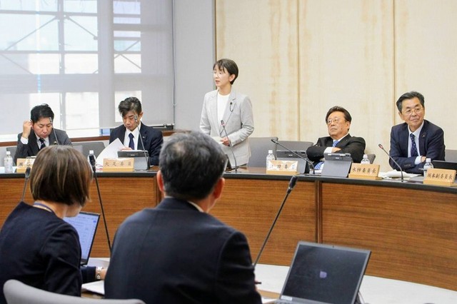 委員会で質問する江尻県議