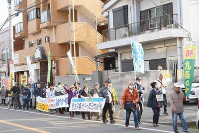 「9条守れ」などを訴えながらデモ行進する参加者たち