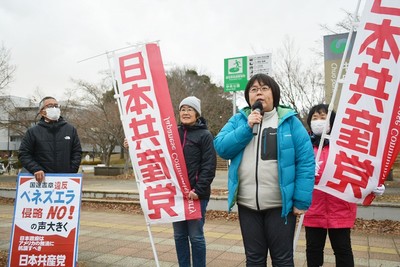 街頭で訴える山中市議ら