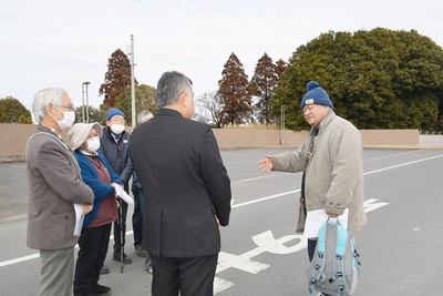 百里基地正門前の道路で、百里基地の担当者に抗議の申し入れを行う参加者たち