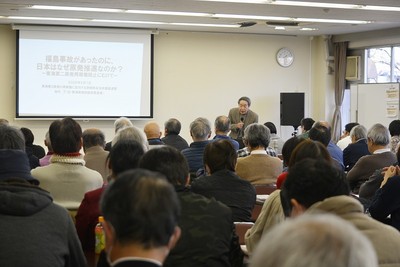 池内氏の話を熱心に聞く会場いっぱいの参加者たち