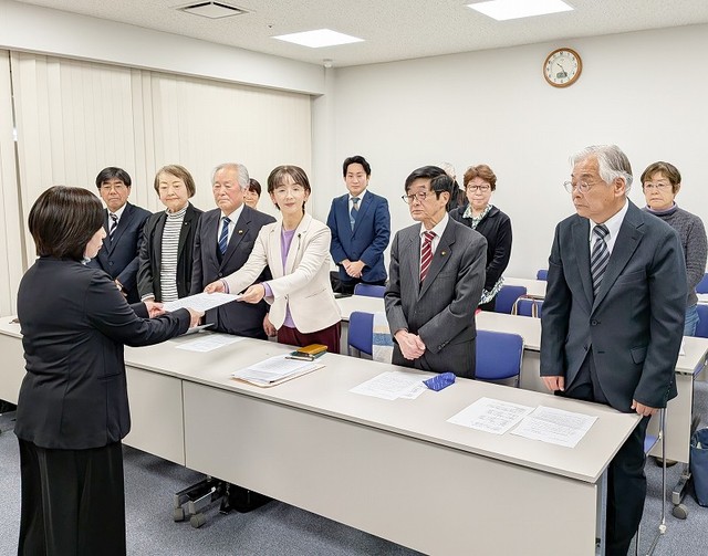 県後期高齢者医療広域連合の担当者に要望書を渡す江尻氏と市町村議員ら