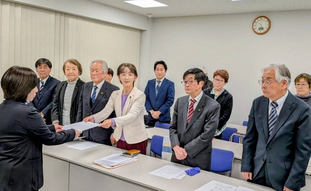 県後期高齢者医療広域連合の担当者に要望書を渡す江尻氏と市町村議員ら
