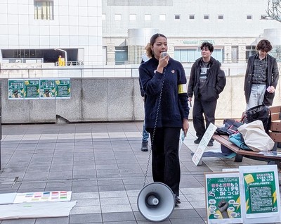 マイクを握るハナさん