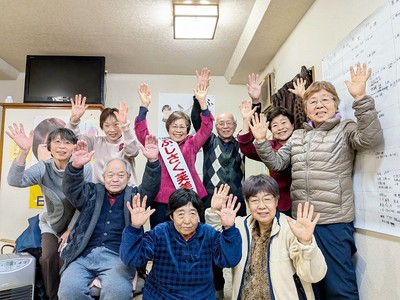 当確を受け、喜び合うふじさく氏と支援者たち