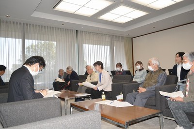 県の担当職員に申し入れる江尻氏