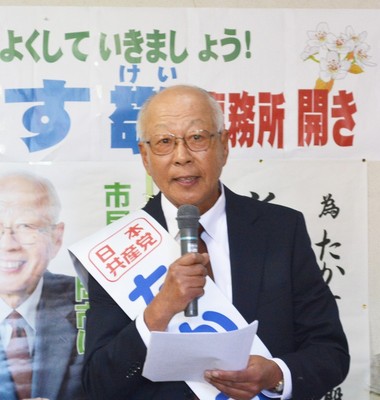 事務所開きで挨拶する、たかす敬氏