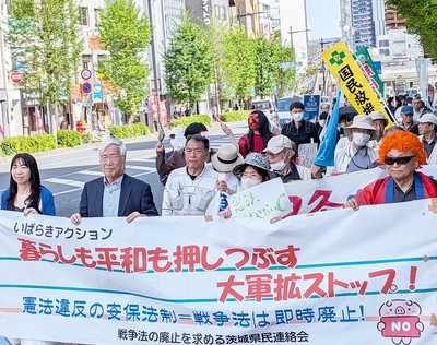 集会後に市街中心部をデモ行進する参加者たち